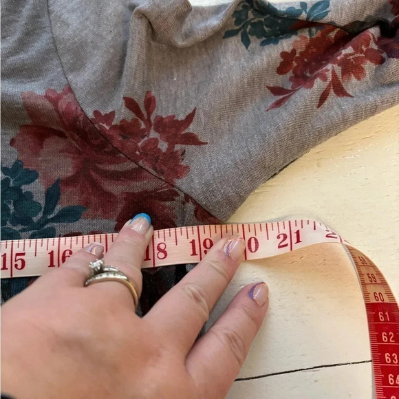 Chico's Rose Tunic Top High Low Grey Floral Size 1 Medium Kangaroo Pocket - Picture 5 of 8